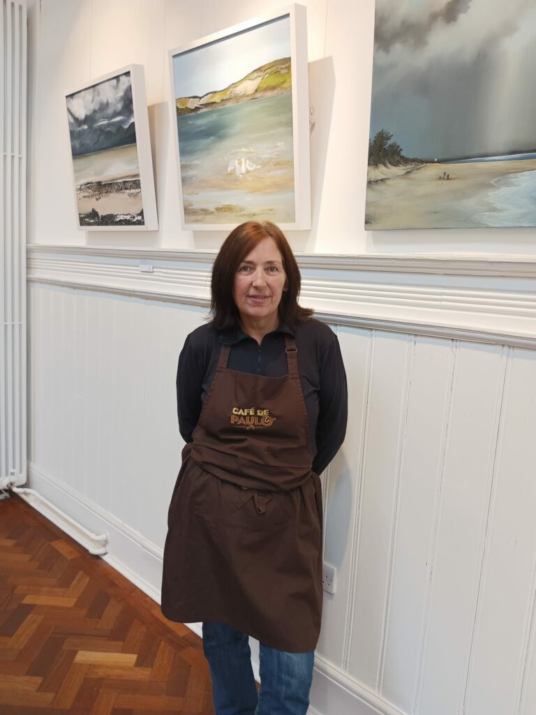 Miembro del equipo de baristas de Paulo Coffee atendiendo a clientes en Inverness