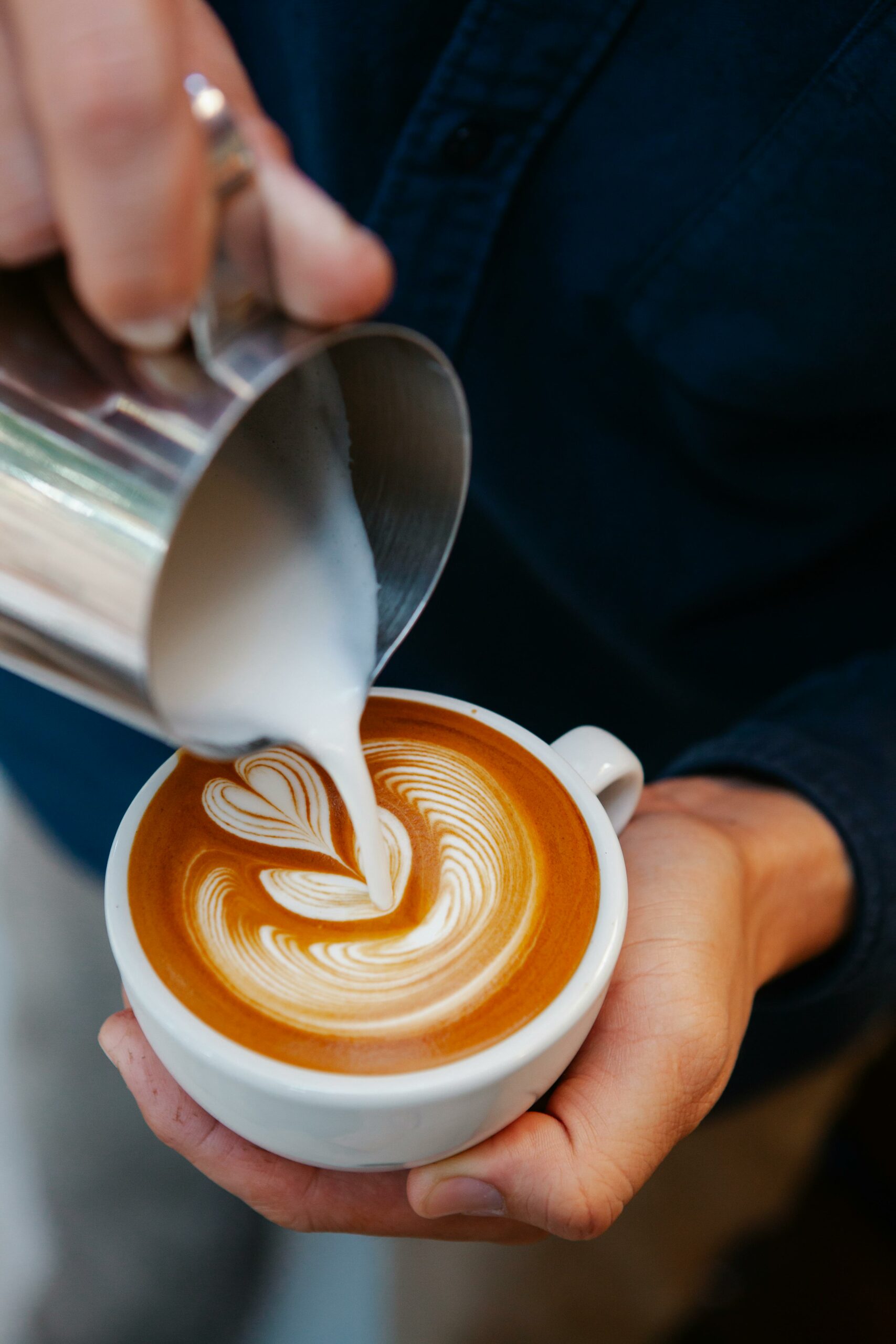 Taza de café de especialidad con un corazón de arte latte servida en Café de Paulo.
