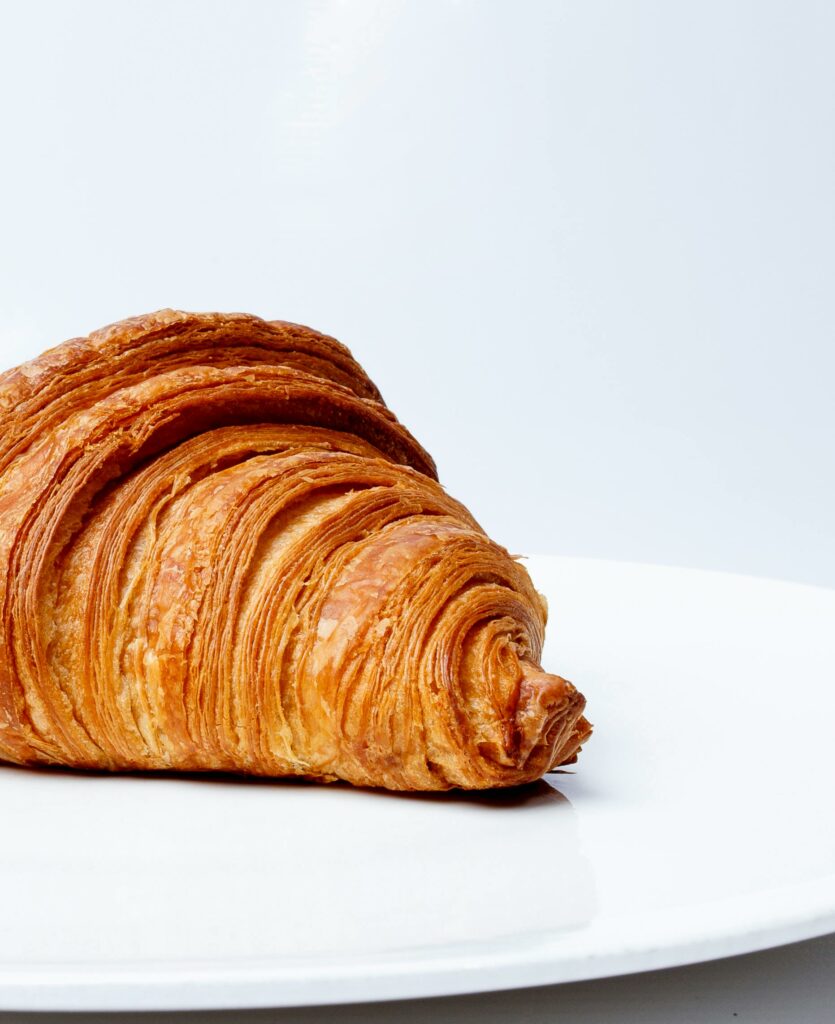 Croissant de mantequilla recién horneado disponible diariamente en nuestro puesto del Victorian Market.