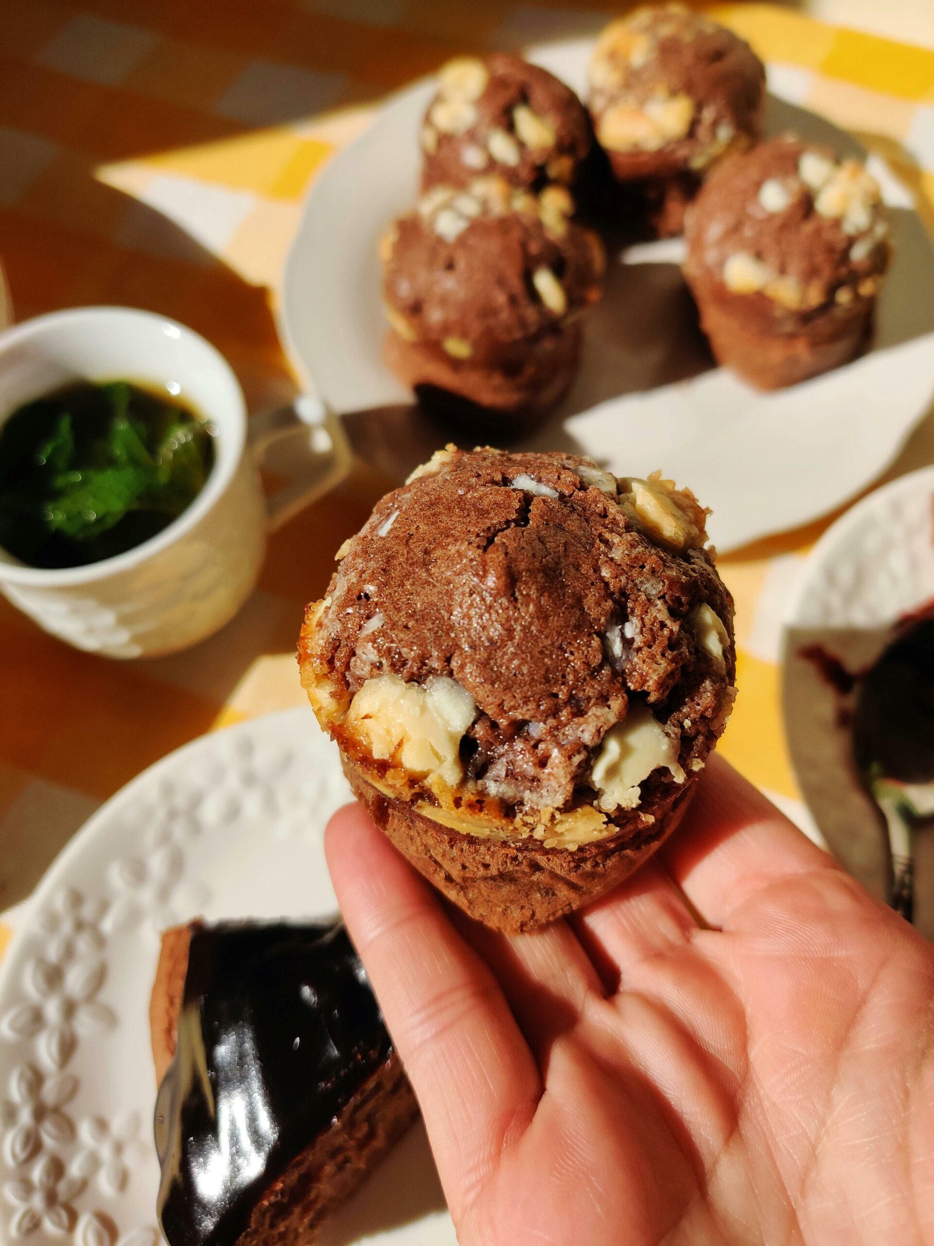 Muffin casero de arándanos esponjoso servido en el mostrador de nuestra cafetería.