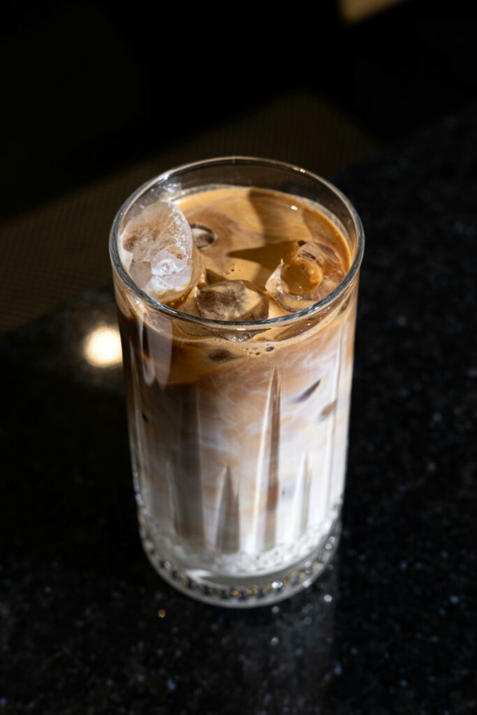 Café latte helado refrescante preparado con nuestro tueste exclusivo de la casa.