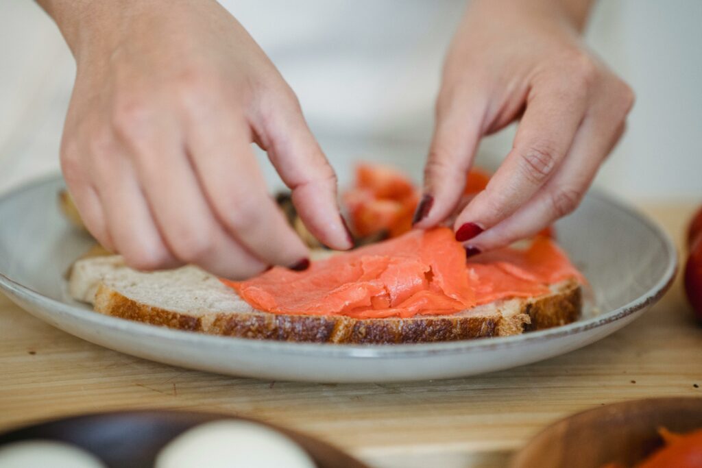 Tostada de salmón ahumado con crema de queso y eneldo, opción saludable en nuestro menú