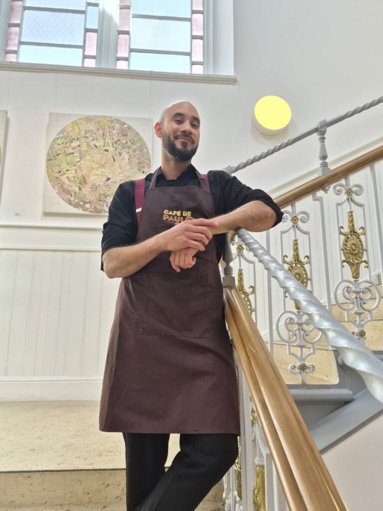 Miembro del equipo de baristas de Paulo Coffee atendiendo a clientes en Inverness